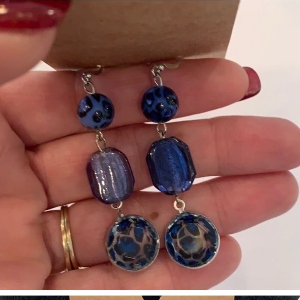 NWOT Charming Charlie Blue Glass Cheetah Dangle Earrings - Picture 4 of 5